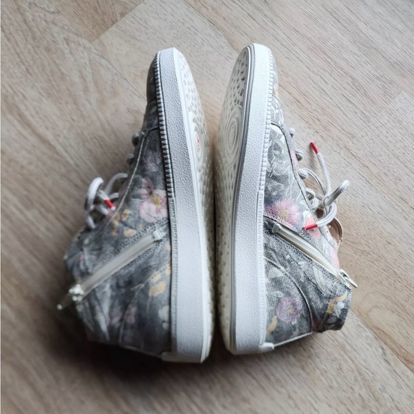 Think! brand light gray with floral accent high top sneakers. NWT. Size 8.Cute! - Picture 6 of 11